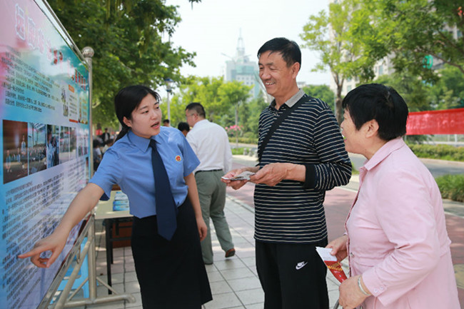 山东济宁:开展“打击和防范经济犯罪”法律服务宣传活动